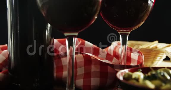 桌上的红葡萄酒和绿橄榄小吃视频的预览图