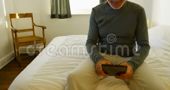 卧室4k的老人在床上使用数码平板电脑视频的预览图