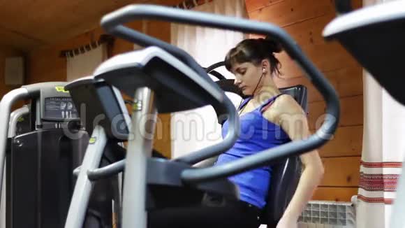 骑着健身车在健身房的女人视频的预览图