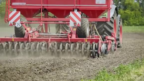农业拖拉机与拖车播种机工作在犁田农村农业视频的预览图
