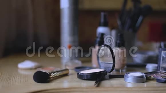 化妆师的刷子宏观100毫米滑块相机平滑运动视频的预览图