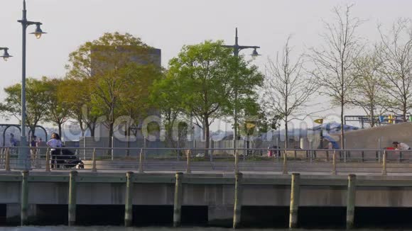 夏日日落之光纽约市东河码头4k美国视频的预览图