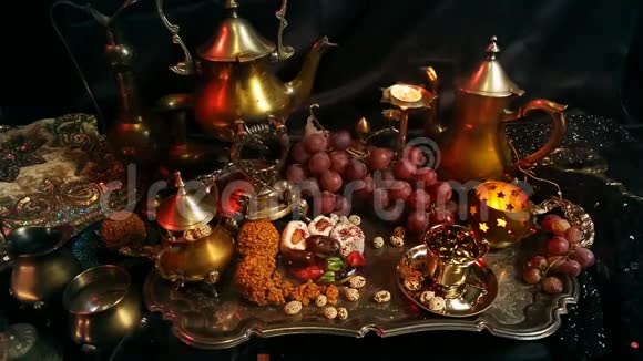 传统的东方甜点放在老式摩洛哥托盘上一杯印度香料番红花马萨拉茶视频的预览图