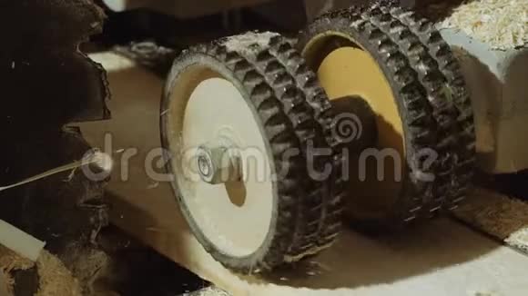 锯木厂木板精修机旋轮视频的预览图