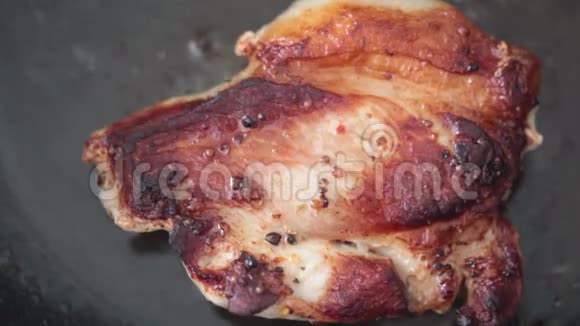 一块猪肉牛排在平底锅里煎视频的预览图