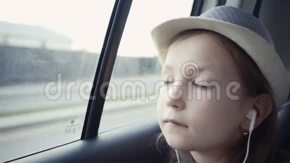 阳光明媚的一天小女孩从车窗往外看视频的预览图