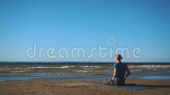 坐在莲花座的人在海滩上沉思视频的预览图