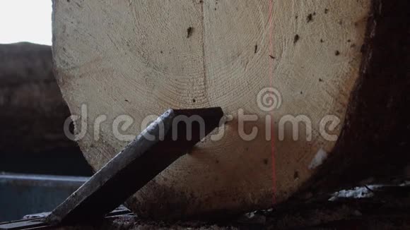 锯木机切割木板滚动金属圆筒视频的预览图