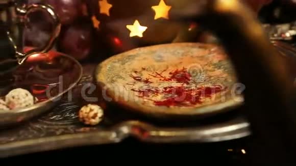 传统的东方甜点放在老式摩洛哥托盘上一杯印度香料番红花马萨拉茶视频的预览图
