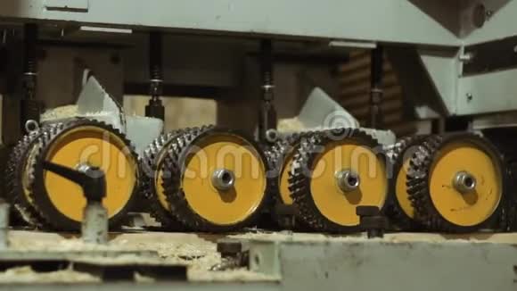 锯木厂生产的木板精炼机的旋转轮视频的预览图