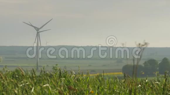 阴天背景下的风力涡轮机视频的预览图