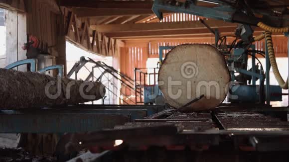锯木机切割木板滚动金属圆筒视频的预览图