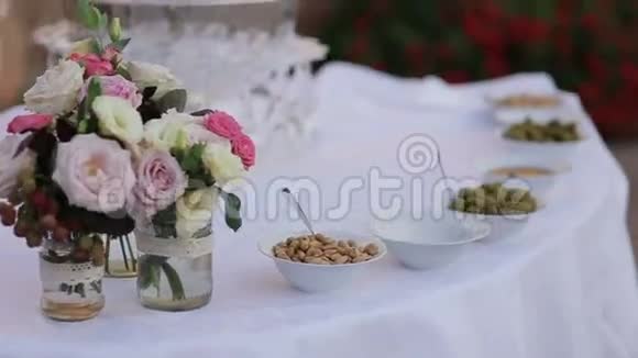 华丽的婚宴桌设置可在户外享用精美的鲜花装饰视频的预览图