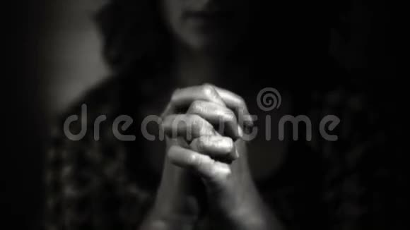 手势女人向上帝祈祷黑白视频的预览图