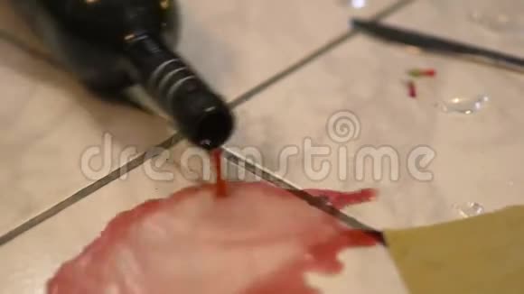 红酒从一个滚在地板上的瓶子里倒出来视频的预览图