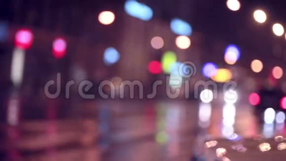 分散了夜间交通灯城市背景视频的预览图