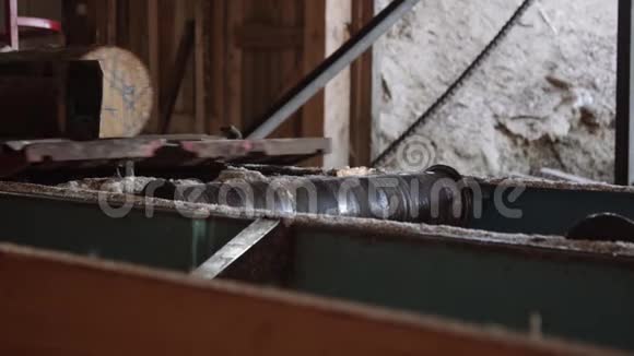 锯木机切割木材板滚动金属圆筒视频的预览图