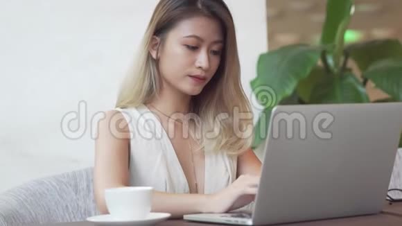职业妇女在手提电脑和喝咖啡视频的预览图
