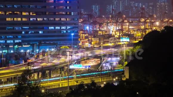 繁忙的道路和货物装货港时间表香港密集变焦镜头视频的预览图