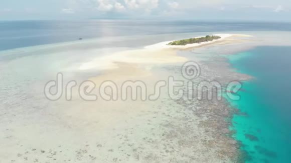 空中从上面看热带环礁蓝色泻湖绿松石水珊瑚礁印度尼西亚瓦卡托比海洋国家公园概念视频的预览图