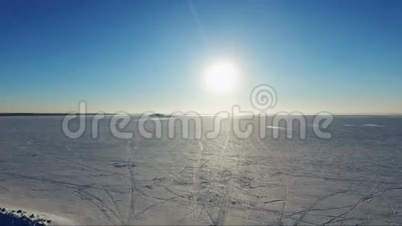 飞过冰封的海面冬天海上日落视频的预览图