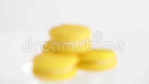 玻璃糖果架上的柠檬黄麦卡龙视频的预览图