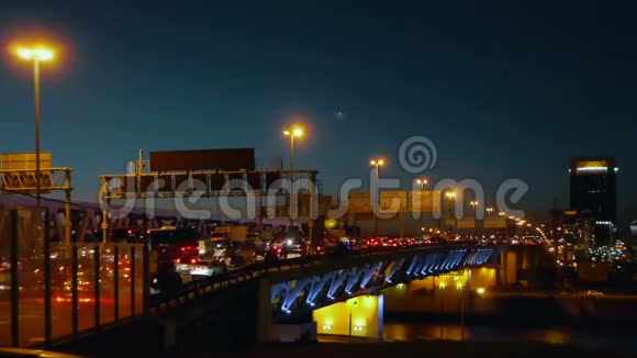 莫斯科市附近大桥的交通视频的预览图