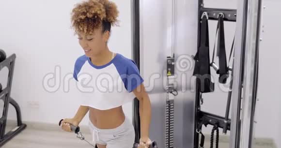 适合在健身房锻炼的女运动员视频的预览图