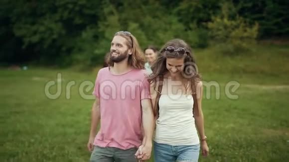 朋友们在公园里散步快乐的男人和女人玩得开心视频的预览图