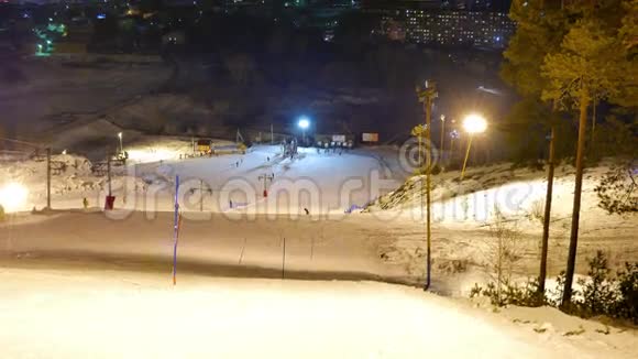 从山上滑下来的雪叶卡捷琳布视频的预览图