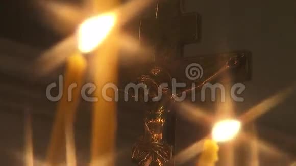 在东正教的宗教寺庙里用蜡烛的十字架视频的预览图