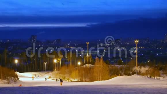 叶卡捷琳堡背景下的滑雪坡俄罗斯视频的预览图
