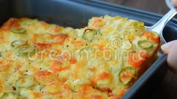 奶酪鸡蛋和酸奶油等烤蔬菜视频的预览图