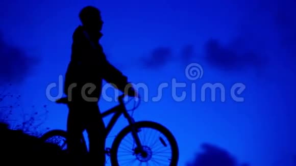 高清质量自行车夜间骑手回家视频的预览图