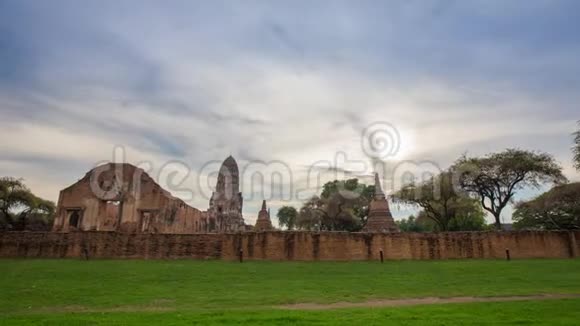 泰国Ayutthaya历史公园WatRatchaBurana寺遗址的时间推移视频的预览图