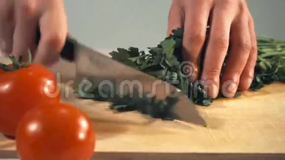 厨师把蔬菜切得慢视频的预览图
