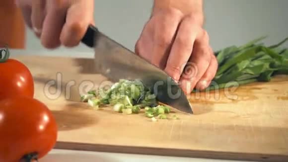 厨师把蔬菜切得慢视频的预览图