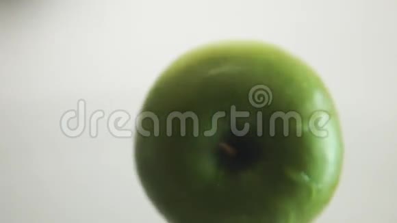 绿苹果在水里掉下来视频的预览图