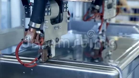 激光等离子机器人焊机与金属一起工作视频的预览图
