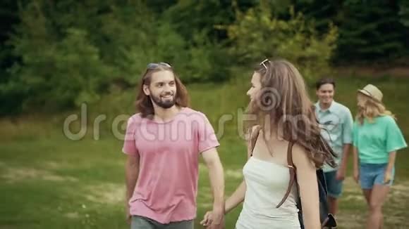 朋友在公园散步快乐的男人和女人视频的预览图