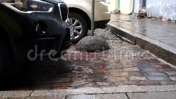 除了停放的汽车外还有鹅卵石上的雨水视频的预览图