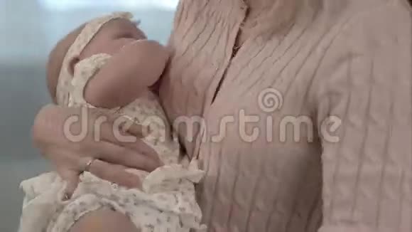 快乐的母亲喂养她可爱的孩子视频的预览图