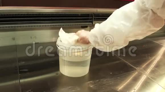 清洗液中清洗布的润湿视频的预览图