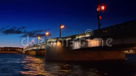 圣彼得堡托利茨基大桥夜景照明视频的预览图