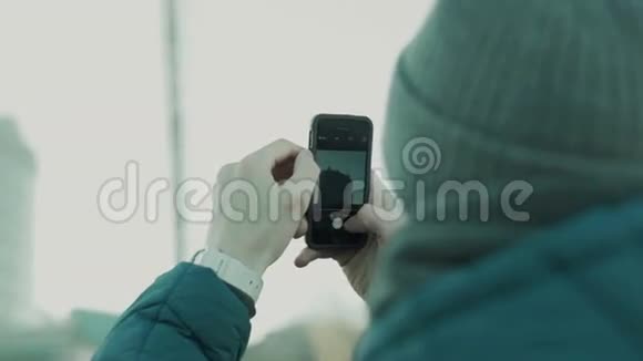 男人在智能手机上拍照视频的预览图