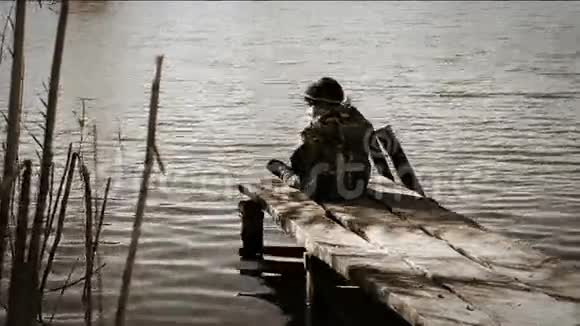 独自一个男孩在湖水中扔石头视频的预览图