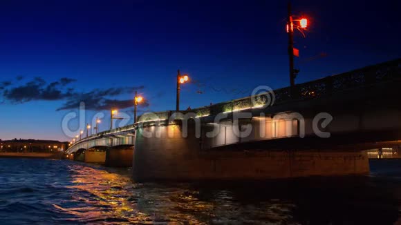 圣彼得堡托利茨基大桥夜景照明视频的预览图