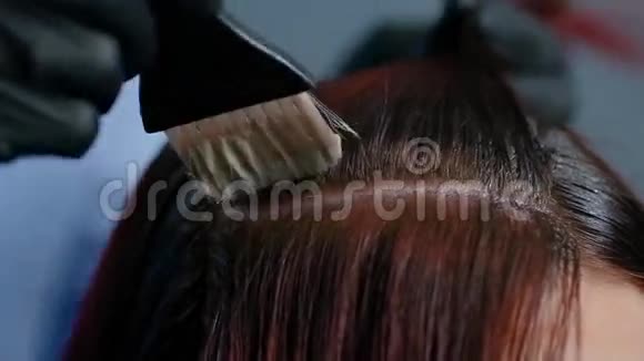 专业理发师彩色头发女孩特写镜头视频的预览图