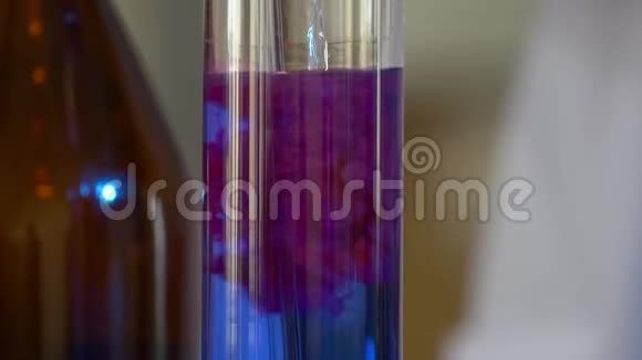 科学家把蓝色的化学物质倒进烧瓶里医疗保健和医学概念科学家是一定的活动视频的预览图