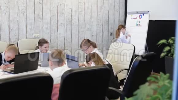 一群儿童在现代化的办公室工作视频的预览图
